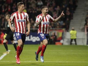 Correa celebra su gol junto a Llorente