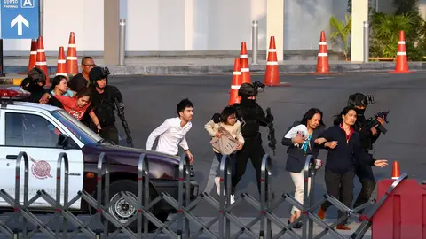 Los agentes de Tailandia liberan a varios rehenes del centro comercial Terminal 21 Los agentes de Tailandia liberan a varios rehenes del centro comercial Terminal 21