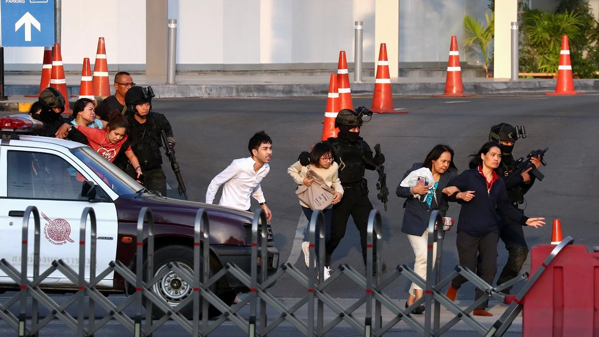 Los agentes de Tailandia liberan a varios rehenes del centro comercial Terminal 21 Los agentes de Tailandia liberan a varios rehenes del centro comercial Terminal 21