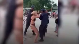Imagen del momento de la detención de la turista en Maldivas Imagen del momento de la detención de la turista en Maldivas