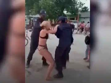 Imagen del momento de la detención de la turista en Maldivas Imagen del momento de la detención de la turista en Maldivas