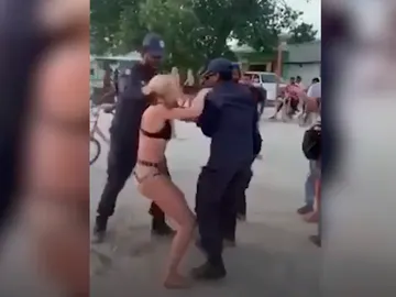 Imagen del momento de la detención de la turista en Maldivas Imagen del momento de la detención de la turista en Maldivas