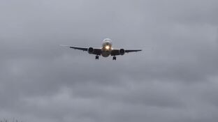 Avi&oacute;n aterrizando en Heathrow