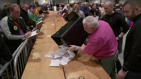 Comienza el recuento de las elecciones generales de Irlanda tras un empate técnico Comienza el recuento de las elecciones generales de Irlanda tras un empate técnico