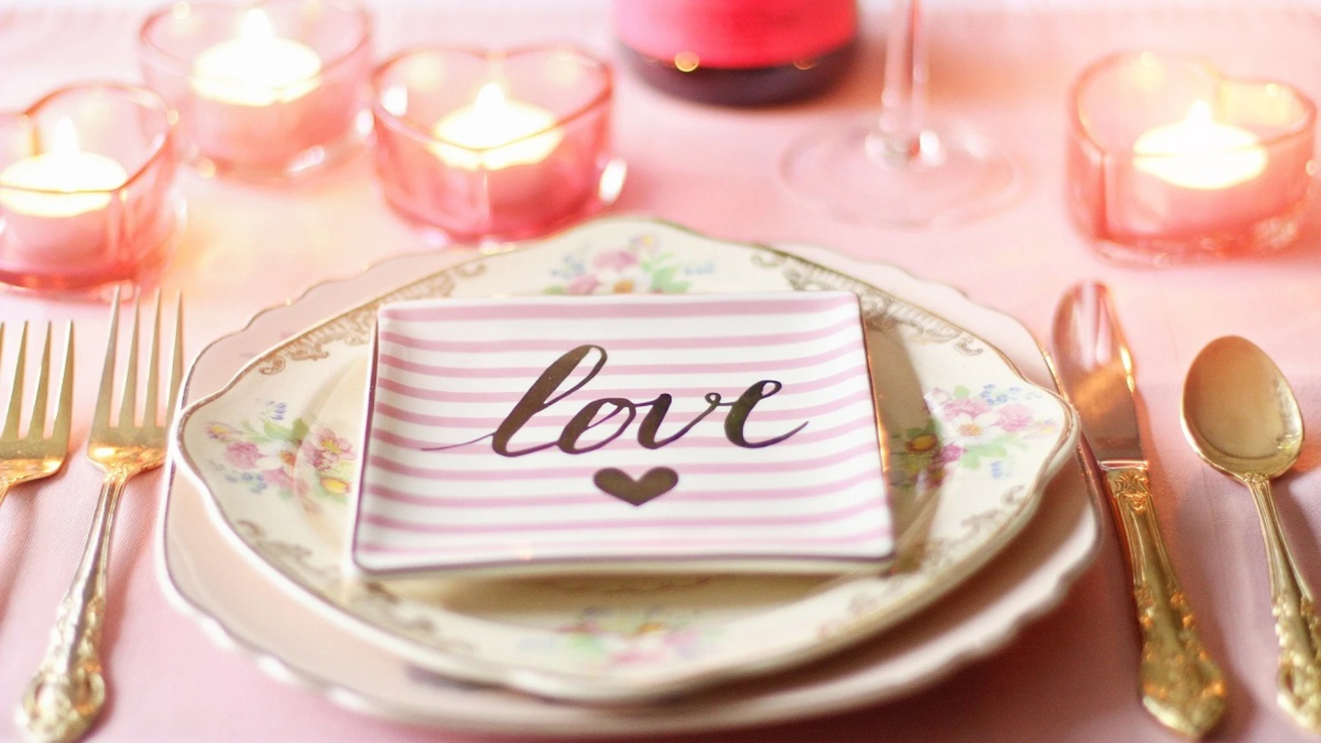 Imagen de una mesa decorada para San Valentín Imagen de una mesa decorada para San Valentín