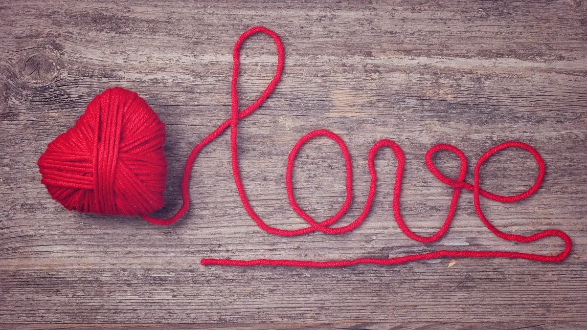 La palabra 'love' escrita con hilo de bordar
