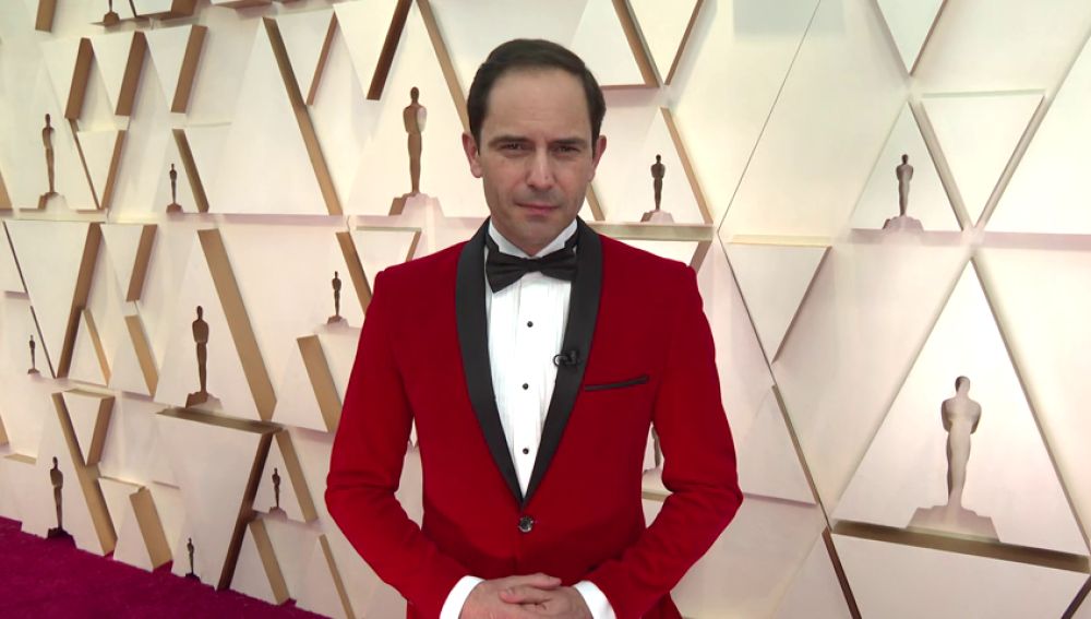 José Ángel Abad sorprende más que nunca: el 'no rompedor' traje con el que asiste a los Premios Oscar