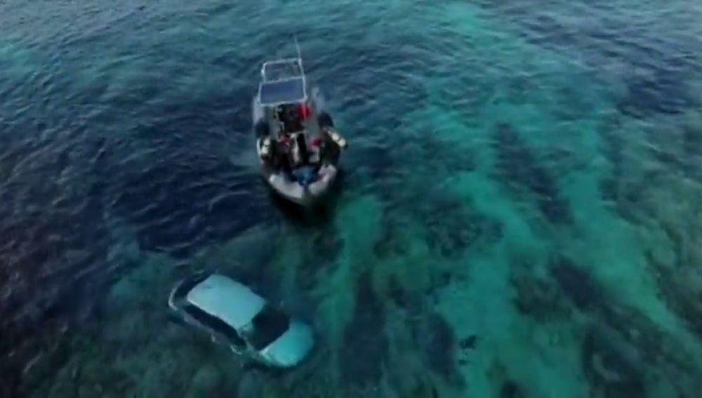 Unos jóvenes rescatan a un hombre del mar tras caer con su vehículo en Palma de Mallorca