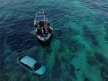Unos jóvenes rescatan a un hombre del mar tras caer con su vehículo en Palma de Mallorca
