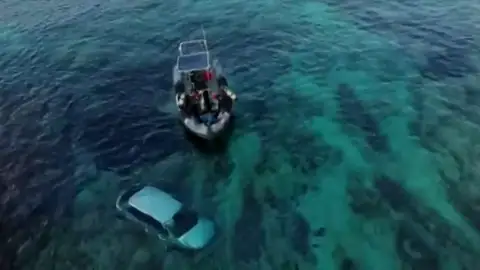 Unos jóvenes rescatan a un hombre del mar tras caer con su vehículo en Palma de Mallorca Unos jóvenes rescatan a un hombre del mar tras caer con su vehículo en Palma de Mallorca