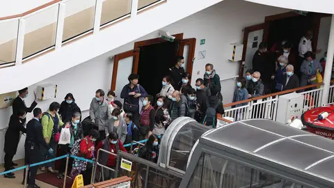 Desembarco de los pasajeros de un crucero en Hong Kong Desembarco de los pasajeros de un crucero en Hong Kong