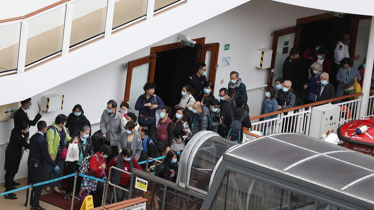 Desembarco de los pasajeros de un crucero en Hong Kong