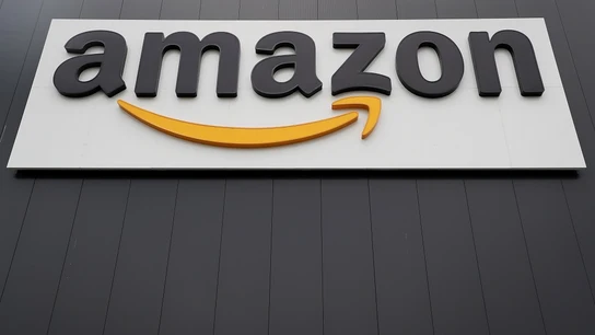 Vista del logotipo de la multinacional estadounidense del comercio electrónico Amazon Vista del logotipo de la multinacional estadounidense del comercio electrónico Amazon