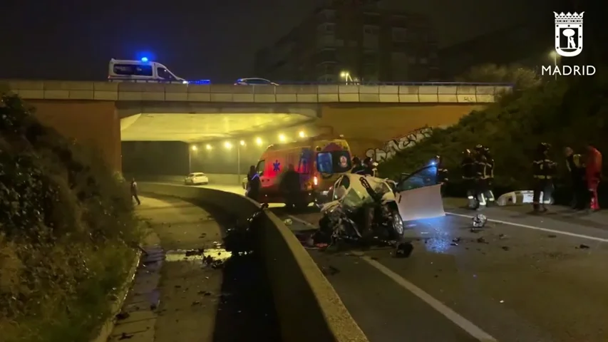 Muere una mujer de 38 años tras salirse su coche de la vía y caer desde ocho metros de altura Muere una mujer de 38 años tras salirse su coche de la vía y caer desde ocho metros de altura