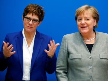 Annegret Kramp-Karrenbauer y Angela Merkel