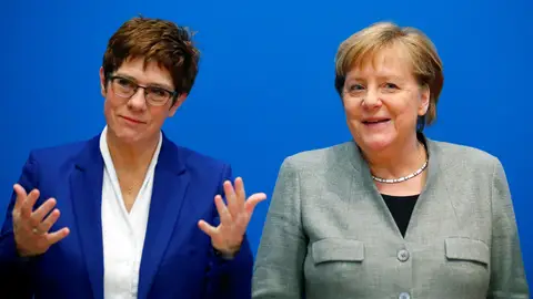 Annegret Kramp-Karrenbauer y Angela Merkel Annegret Kramp-Karrenbauer y Angela Merkel