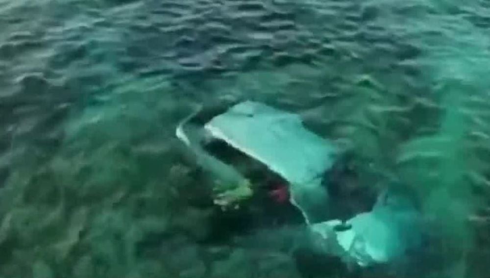 Un coche se precipita al mar