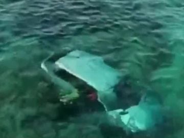 Un coche se precipita al mar