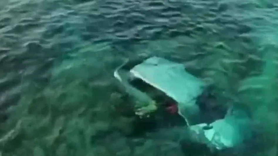Un coche se precipita al mar Un coche se precipita al mar