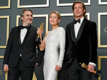 Joaquin Phoenix, Renée Zellweger y Brad Pitt con sus Oscar Joaquin Phoenix, Renée Zellweger y Brad Pitt con sus Oscar