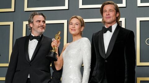 Joaquin Phoenix, Renée Zellweger y Brad Pitt con sus Oscar