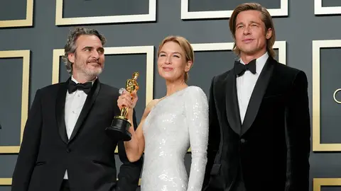 Joaquin Phoenix, Renée Zellweger y Brad Pitt con sus Oscar Joaquin Phoenix, Renée Zellweger y Brad Pitt con sus Oscar