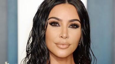 Kim Kardashian lleva a la fiesta post Oscar el vestido con más historia de la noche 