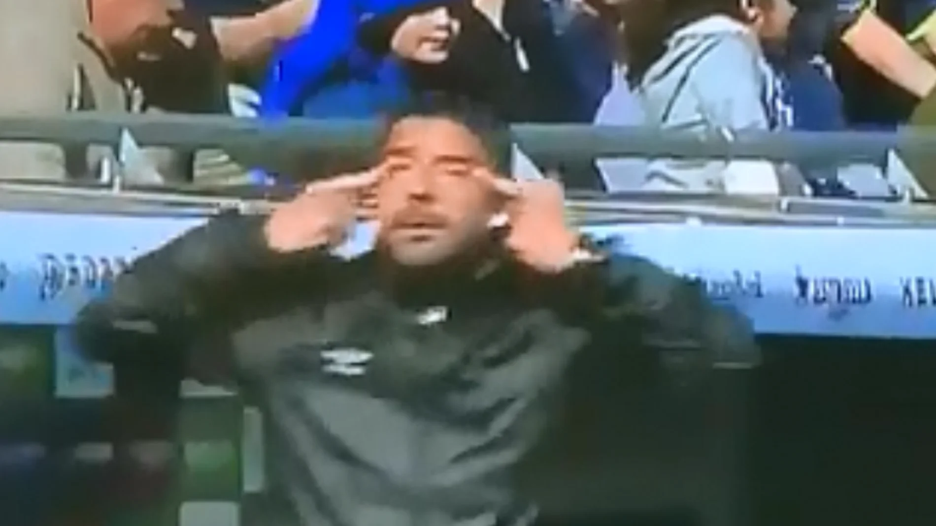 El momento en el Dani Pastor realiza el polémico gesto racista para llamar a Kubo El momento en el Dani Pastor realiza el polémico gesto racista para llamar a Kubo