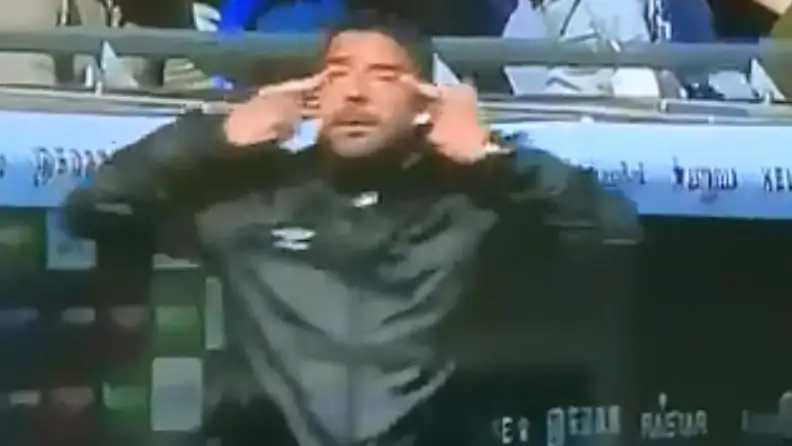 El momento en el Dani Pastor realiza el polémico gesto racista para llamar a Kubo El momento en el Dani Pastor realiza el polémico gesto racista para llamar a Kubo