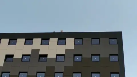 Un negociador de la policía trata de convencer a un hombre que amenaza con tirarse desde un edificio en Málaga Un negociador de la policía trata de convencer a un hombre que amenaza con tirarse desde un edificio en Málaga