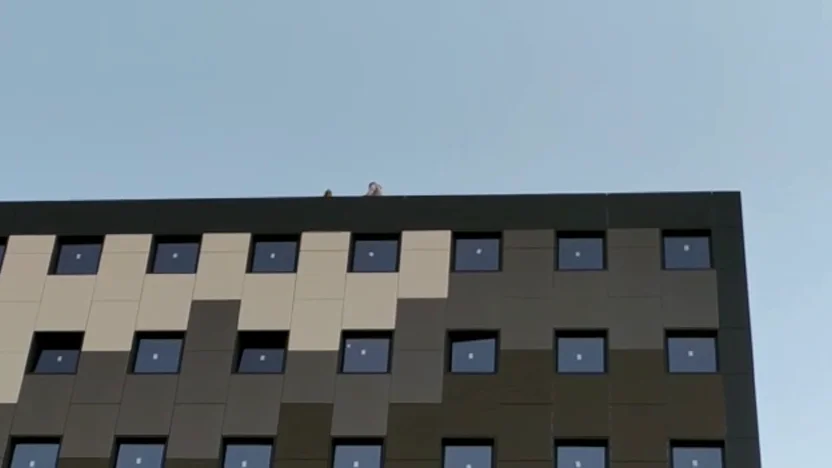 Un negociador de la policía trata de convencer a un hombre que amenaza con tirarse desde un edificio en Málaga Un negociador de la policía trata de convencer a un hombre que amenaza con tirarse desde un edificio en Málaga
