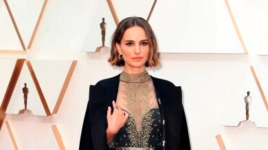 El 'look' reivindicativo de Natalie Portman a favor de las mujeres directoras ausentes en los Oscar