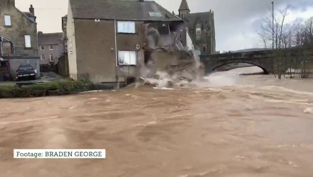 Se derrumba una casa tras la fuerza del agua por la borrasca 'Ciara'