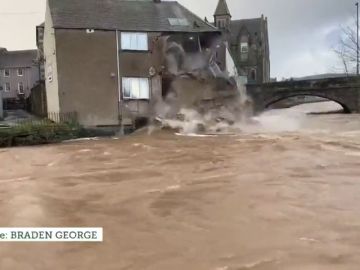 Se derrumba una casa tras la fuerza del agua por la borrasca 'Ciara'