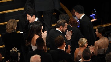 Camila Morrone entre Leonardo DiCaprio y Brad Pitt