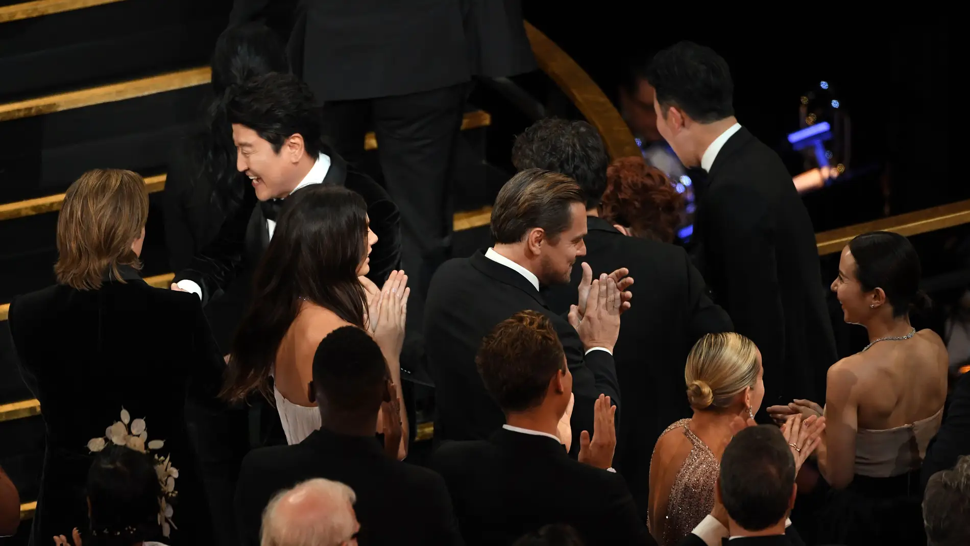 Camila Morrone entre Leonardo DiCaprio y Brad Pitt 