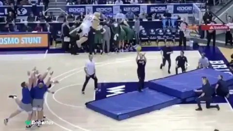 ¿Un mate desde la línea de triple? La barbaridad de 'Cosmo The Cougar', la mascota de la Universidad Brigham Young ¿Un mate desde la línea de triple? La barbaridad de 'Cosmo The Cougar', la mascota de la Universidad Brigham Young