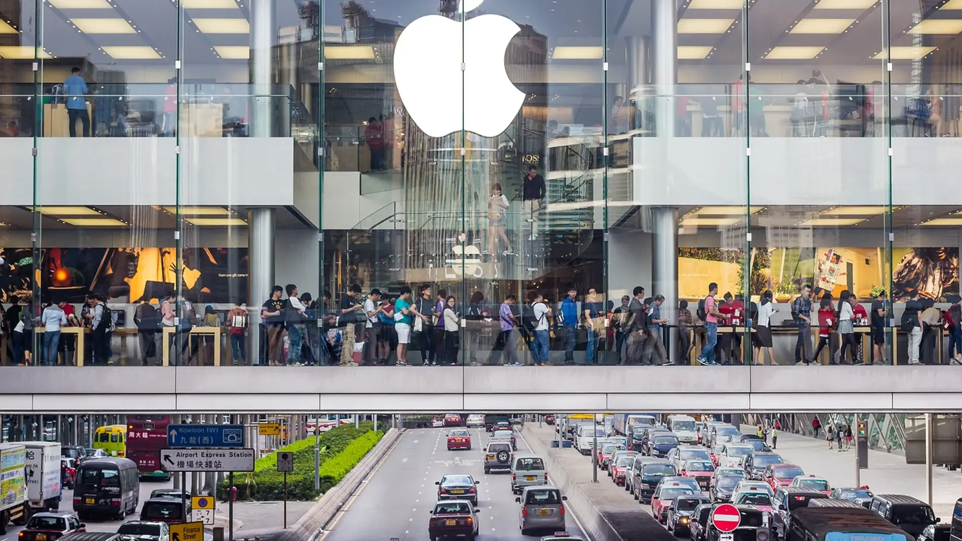 Una tienda Apple con gran afluencia