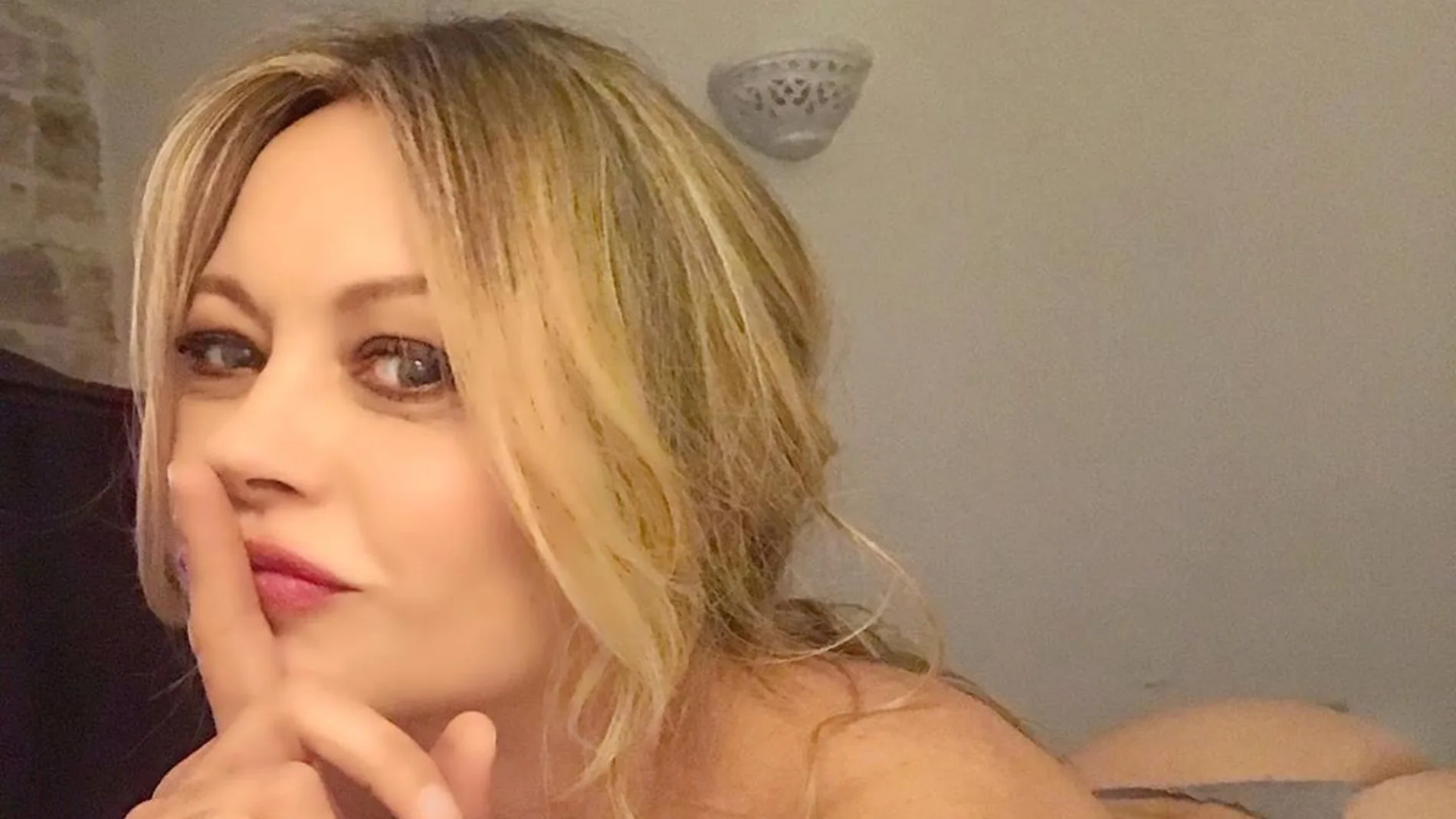 Anna Falchi posa desnuda tras una victoria de la Lazio Anna Falchi posa desnuda tras una victoria de la Lazio