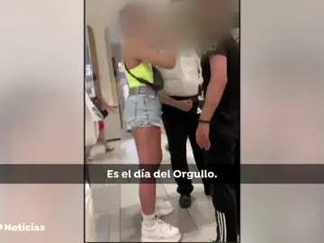 La Fiscalía denuncia a un hombre por una agresión homófoba en Barcelona y al vigilante del local por no impedirlo La Fiscalía denuncia a un hombre por una agresión homófoba en Barcelona y al vigilante del local por no impedirlo