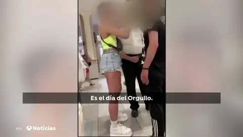 La Fiscalía denuncia a un hombre por una agresión homófoba en Barcelona y al vigilante del local por no impedirlo La Fiscalía denuncia a un hombre por una agresión homófoba en Barcelona y al vigilante del local por no impedirlo