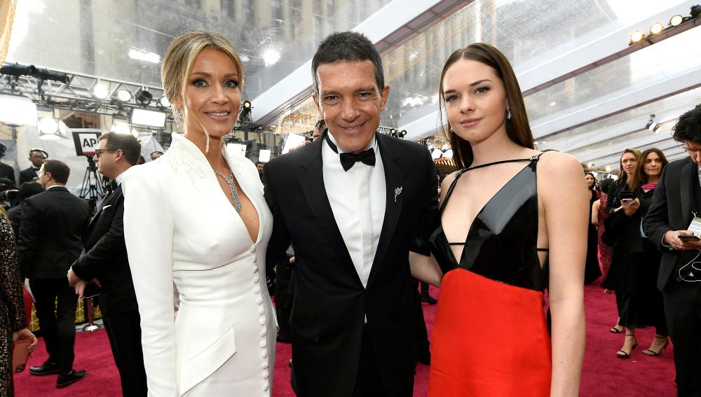 La hija de Antonio Banderas, Stella del Carmen, apostó por Antonio Banderas con su hija Stella y su novia Nicole de fiesta
