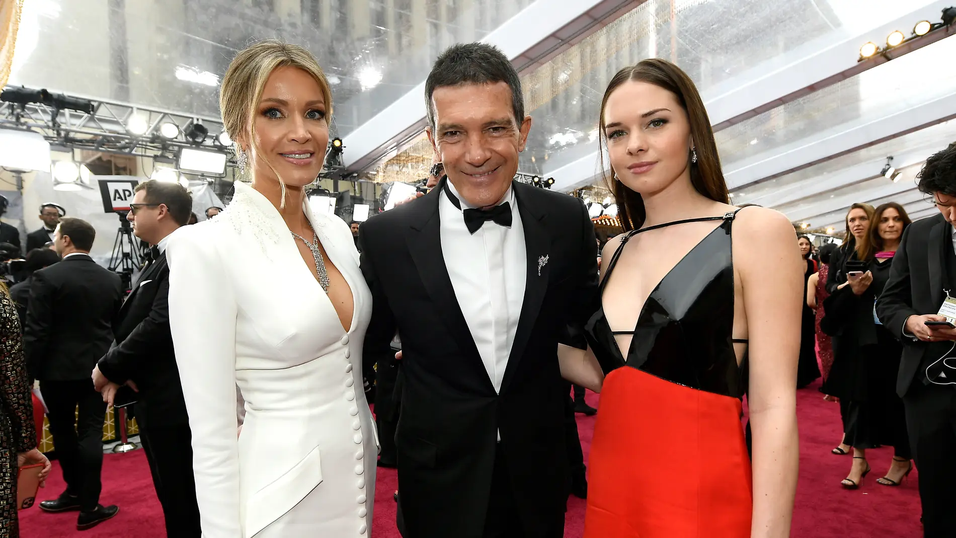 Antonio Banderas junto a su novia y su hija en los Premios Oscar 2020 