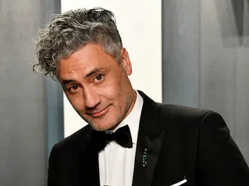 Taika Waititi con su Oscar a Mejor Guión Adaptado Taika Waititi con su Oscar a Mejor Guión Adaptado