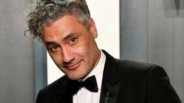 Taika Waititi con su Oscar a Mejor Guión Adaptado
