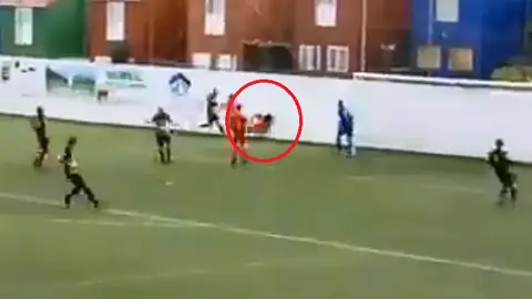Momento del impacto del futbolista contra el muro del campo Momento del impacto del futbolista contra el muro del campo