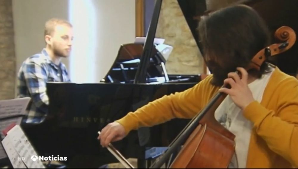Tres jóvenes artistas llenan de música clásica un pueblo de solo diez habitantes de Burgos