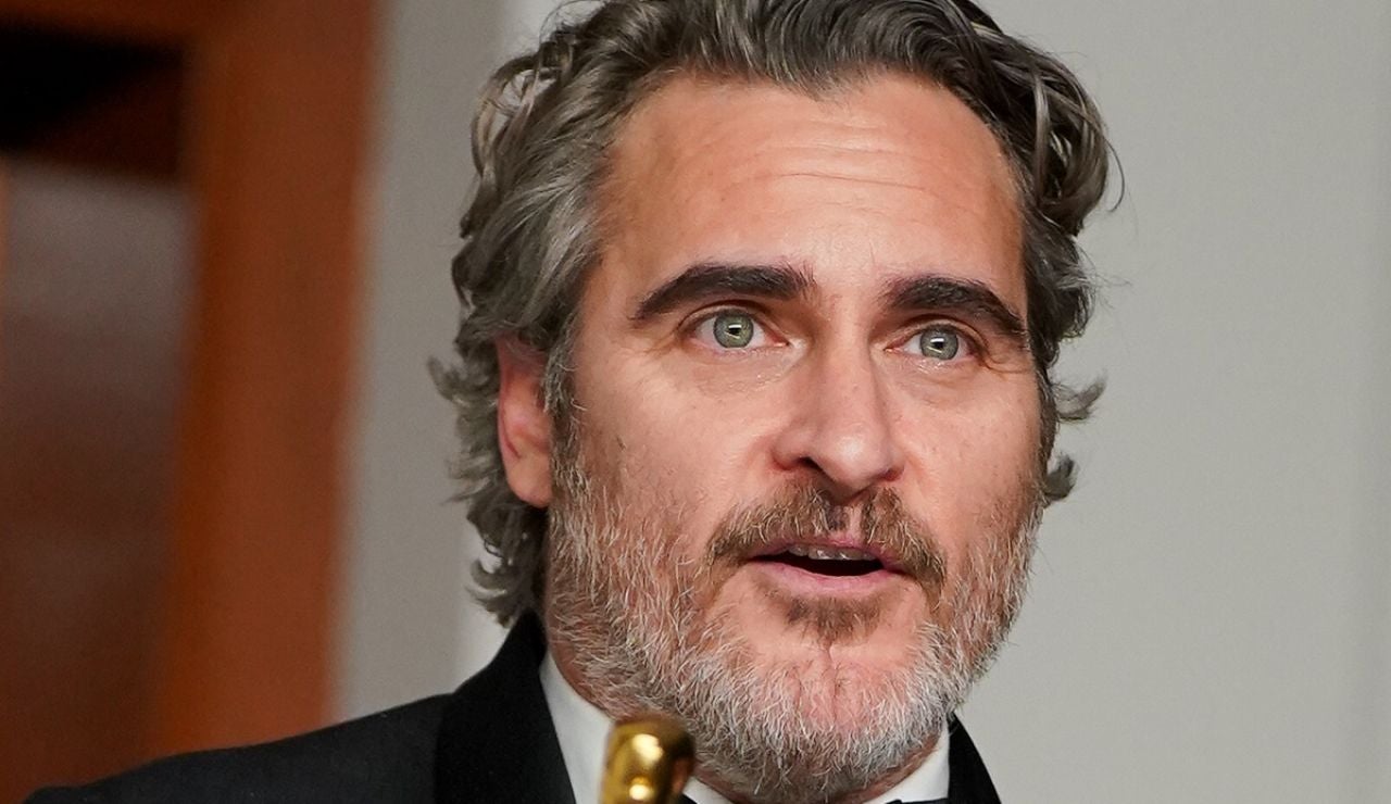 Joaquin Phoenix con su Oscar a Mejor Actor
