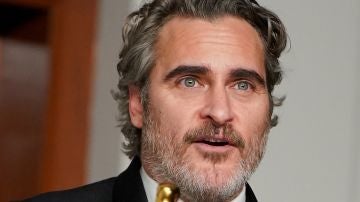 Joaquin Phoenix con su Oscar a Mejor Actor