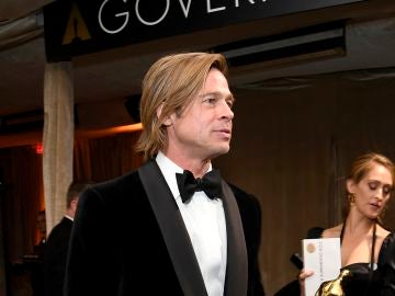 Brad Pitt con su Oscar a Mejor Actor de Reparto